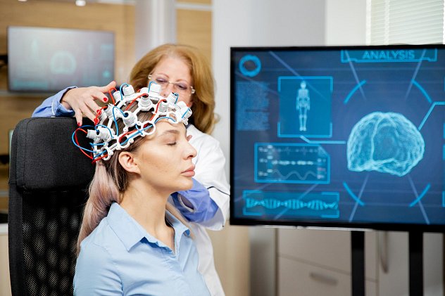 Elegance in neuroscience: a therapy by mirror box